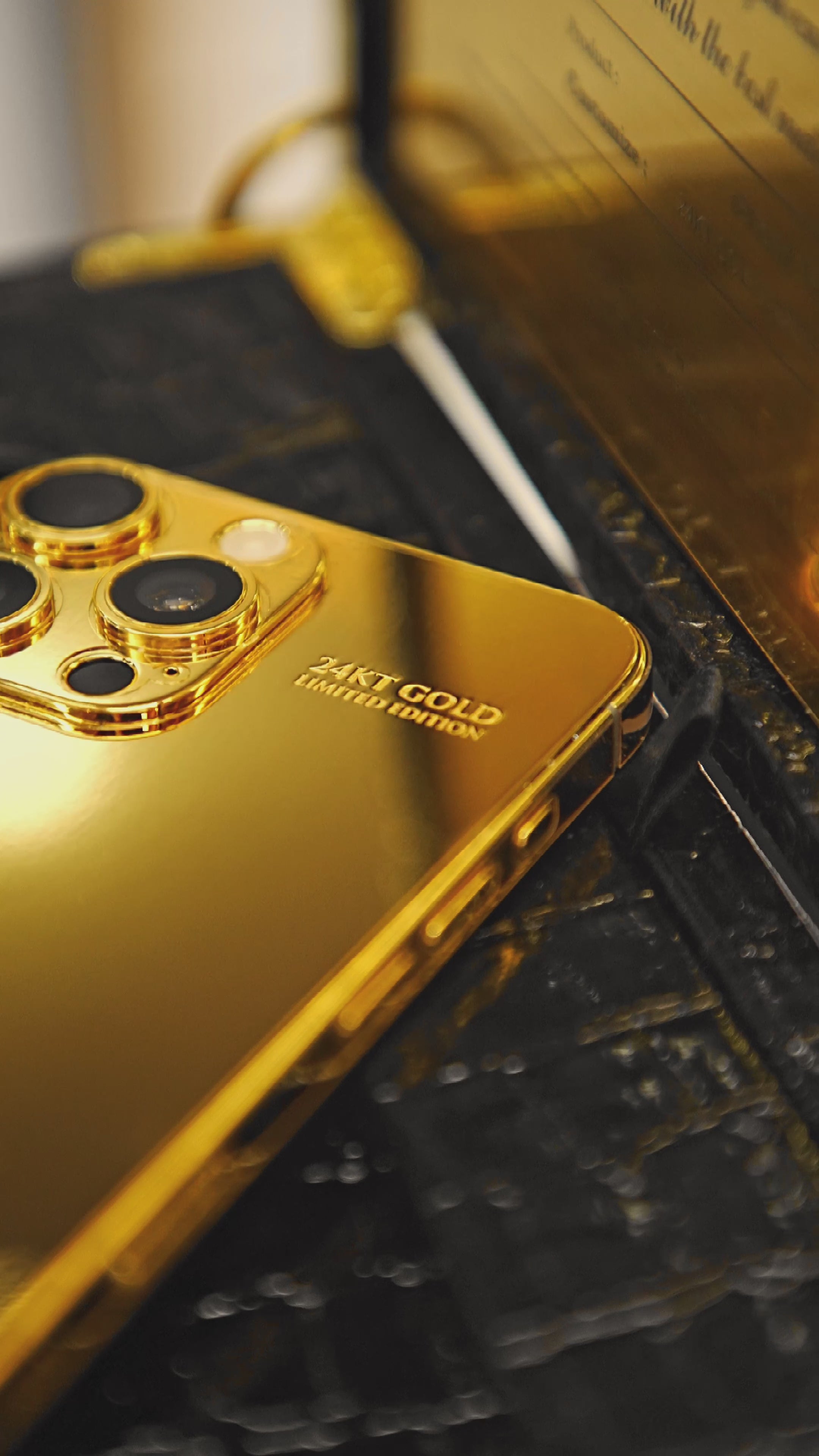 iPhone 16 Pro Max 256GB Bañado en Oro de 24K